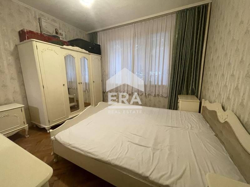 Тристаен, частично обзаведен апартамент за продажба, с отделна кухня,