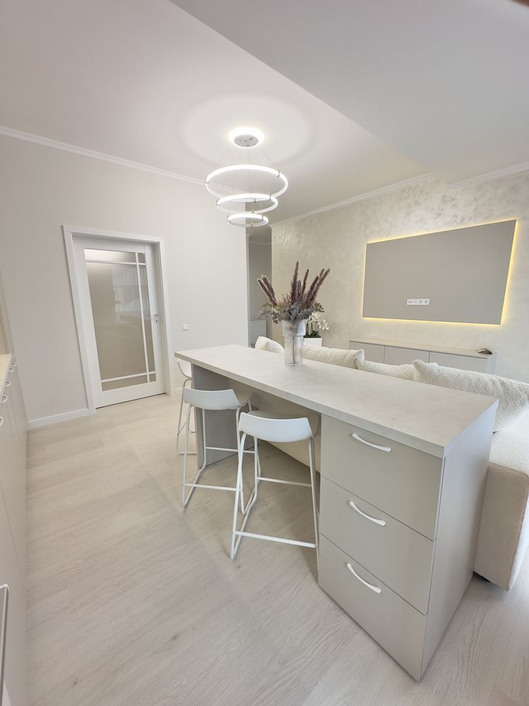 PROPRIETAR vand ap.3 camere, nou, finisat, mobilat si utilat