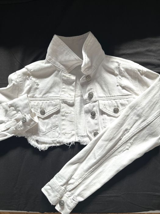 Черен елек стил puffer,Късо бяло дънково яке,Късо сив плетен пуловер