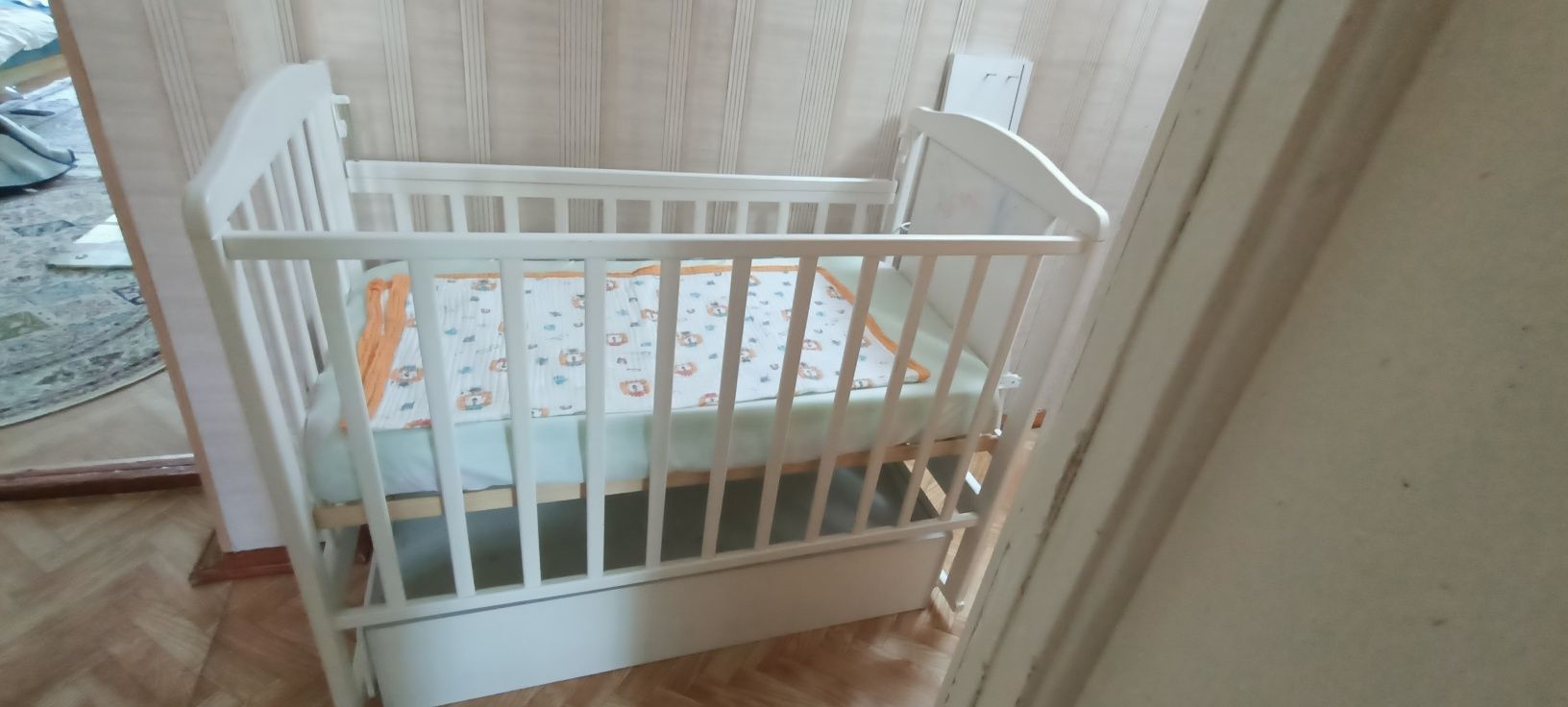 Детскую кровать.