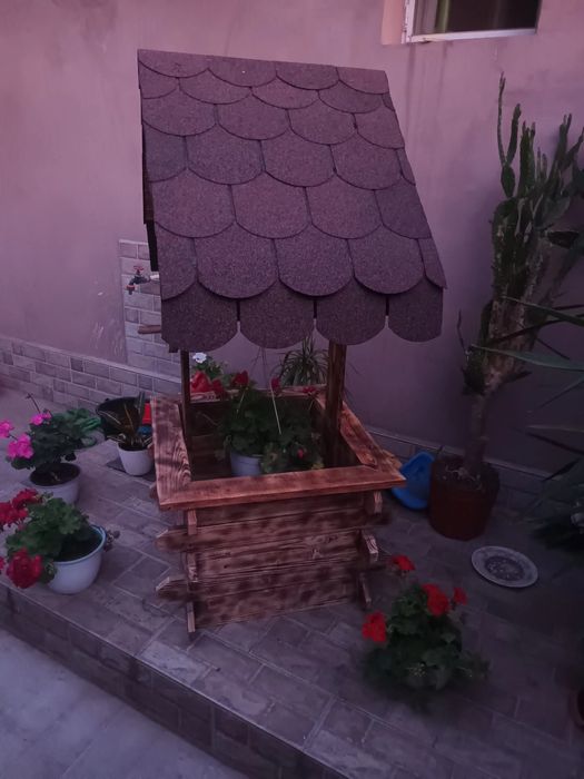 Fântână din lemn rustică