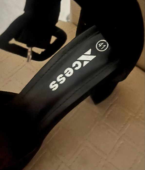 Черни велурени обувки на нисък ток, стилето, елегантни и удобни