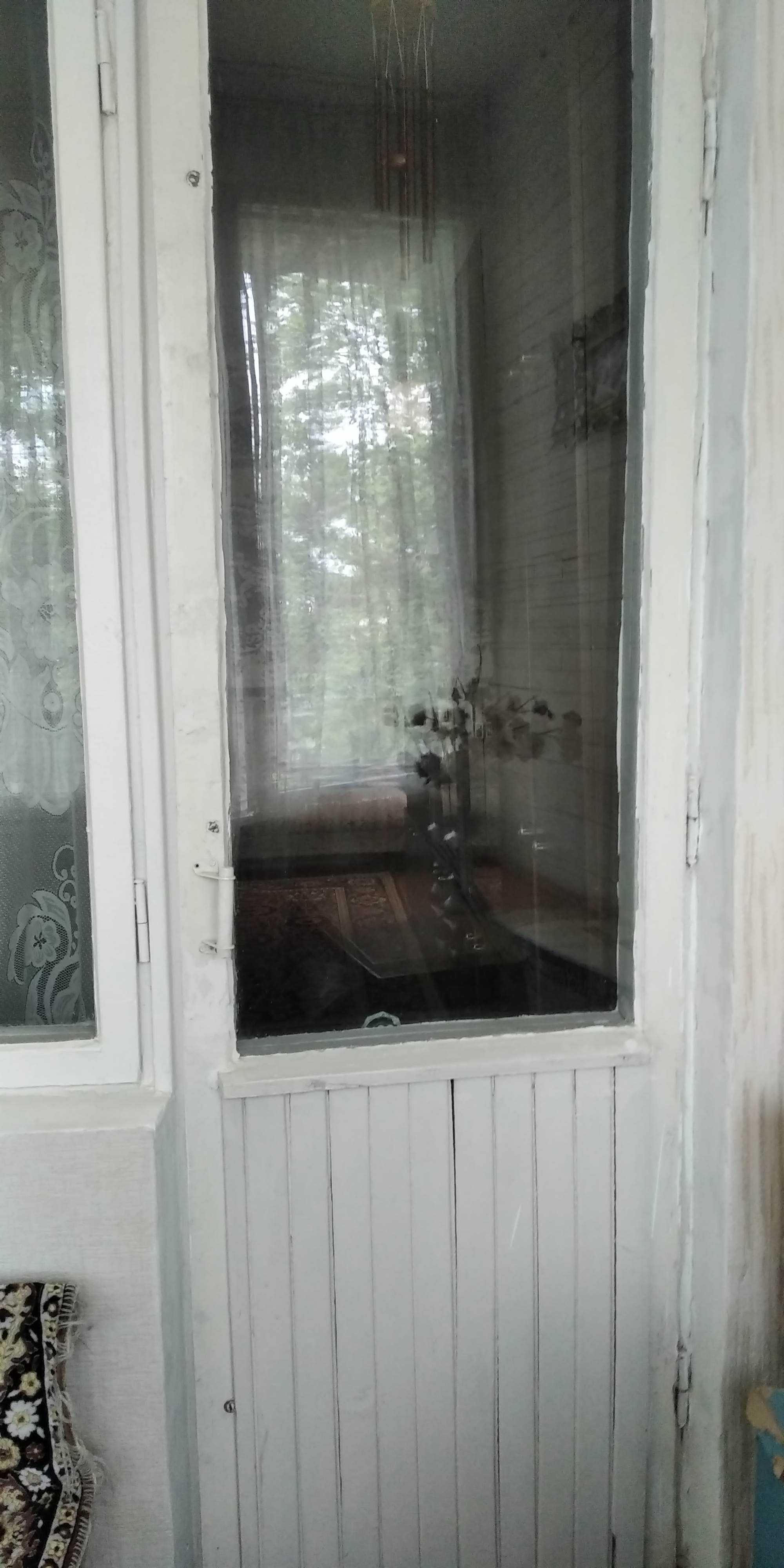 Старые окна и двери. Деревянные рамы.