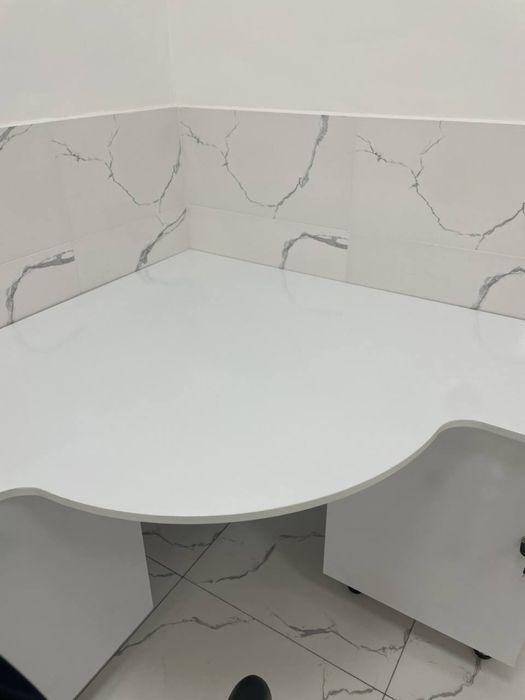 Офисный стол в идеальном состоянии