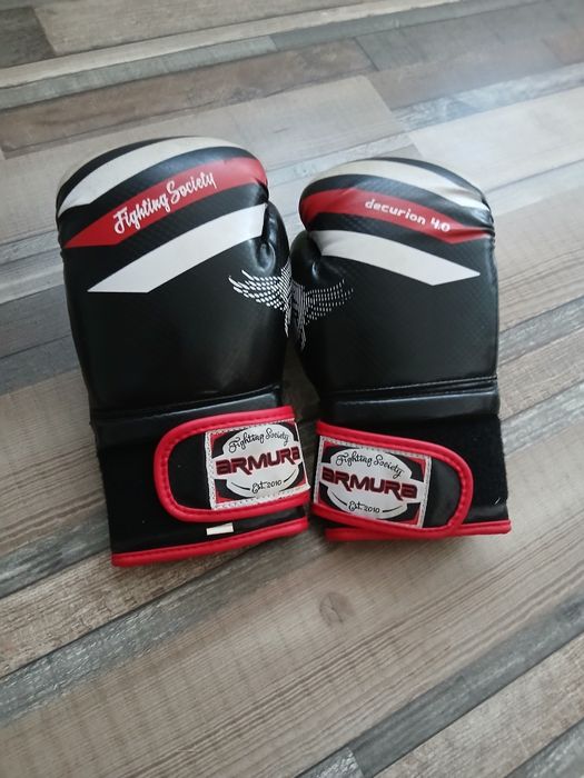 Vând mănuși de box mărimea 8 OZ