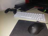 vând setup ps 4 cu tastatura și mouse white shark