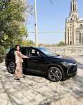 Инструктор женщина. Обучает на Трекере 2 вождению по городу.