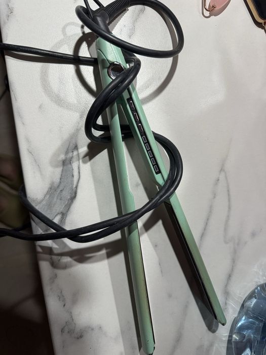 Утюжок для волос хорошо нагревается