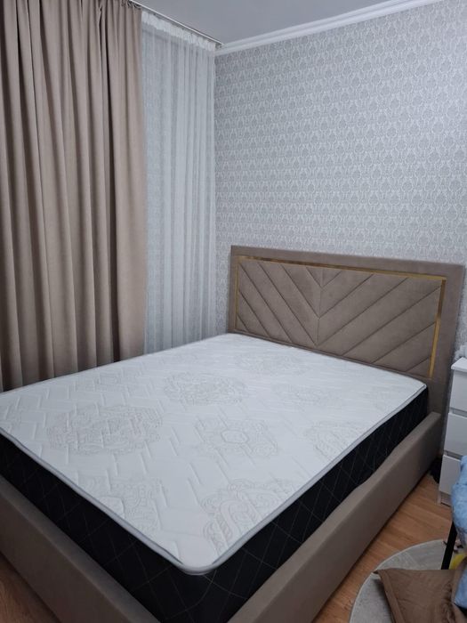 Продам двухспальную кровать с матрасом