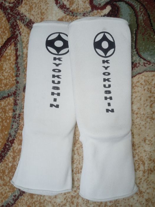 Продам щитки на ноги