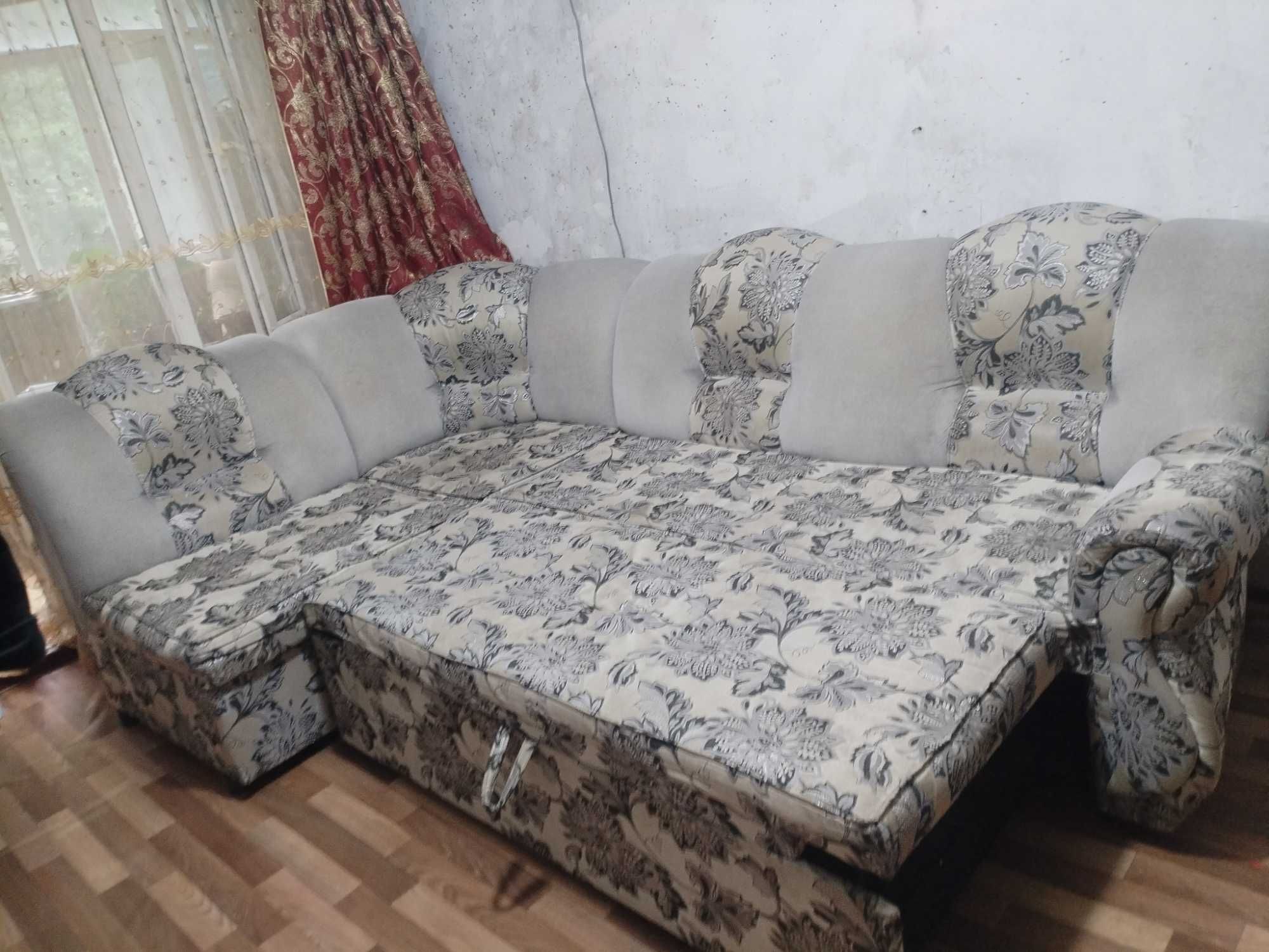 Диван двухспальный