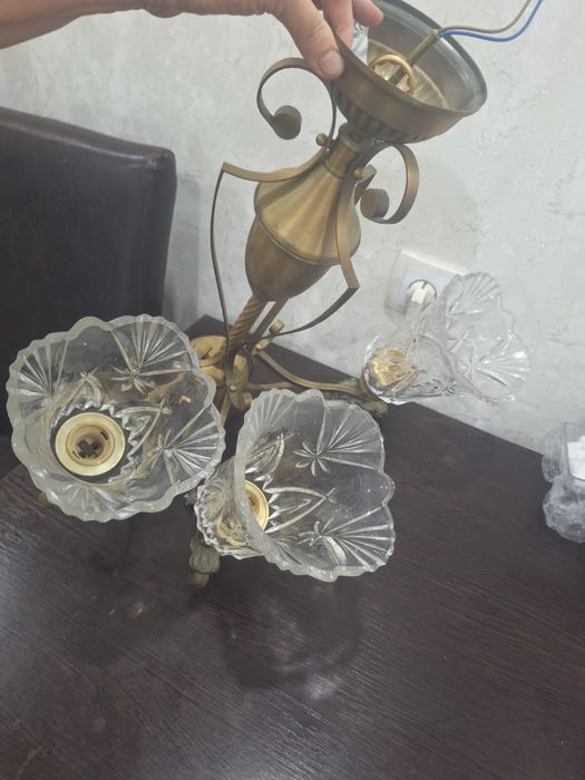 Люстра в хорошем состаяание