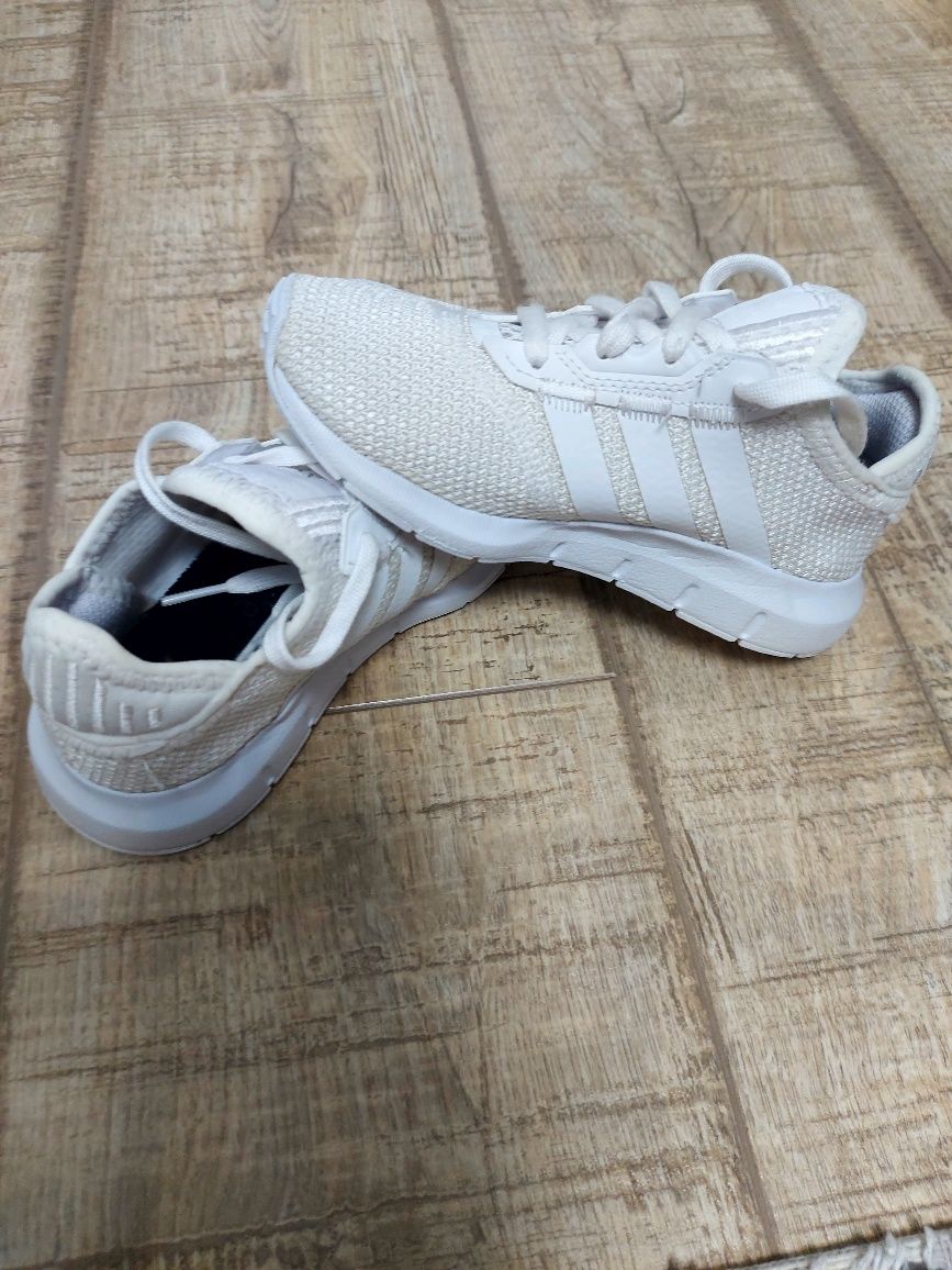 Pantofi sport Adidas, mărimea 30