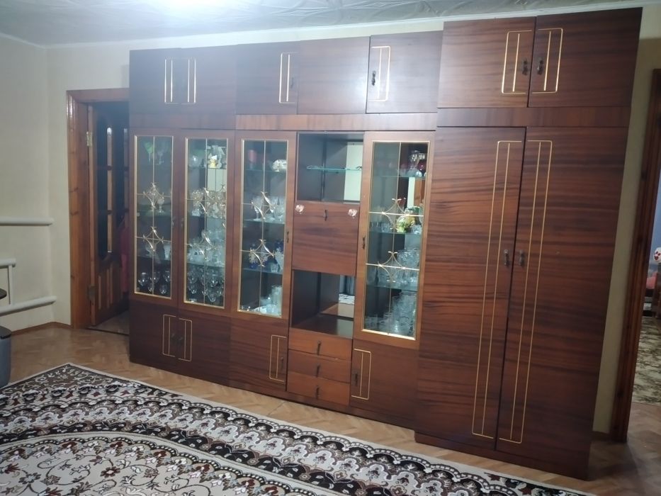 Продам  стенку  в  хорошем  состоянии ,  торг уместен .