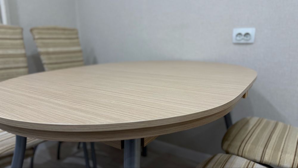 Стол со стульями