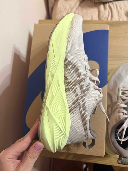 Дамски маратонки ASICS Novablast 5 – размер 38 (24 см)
