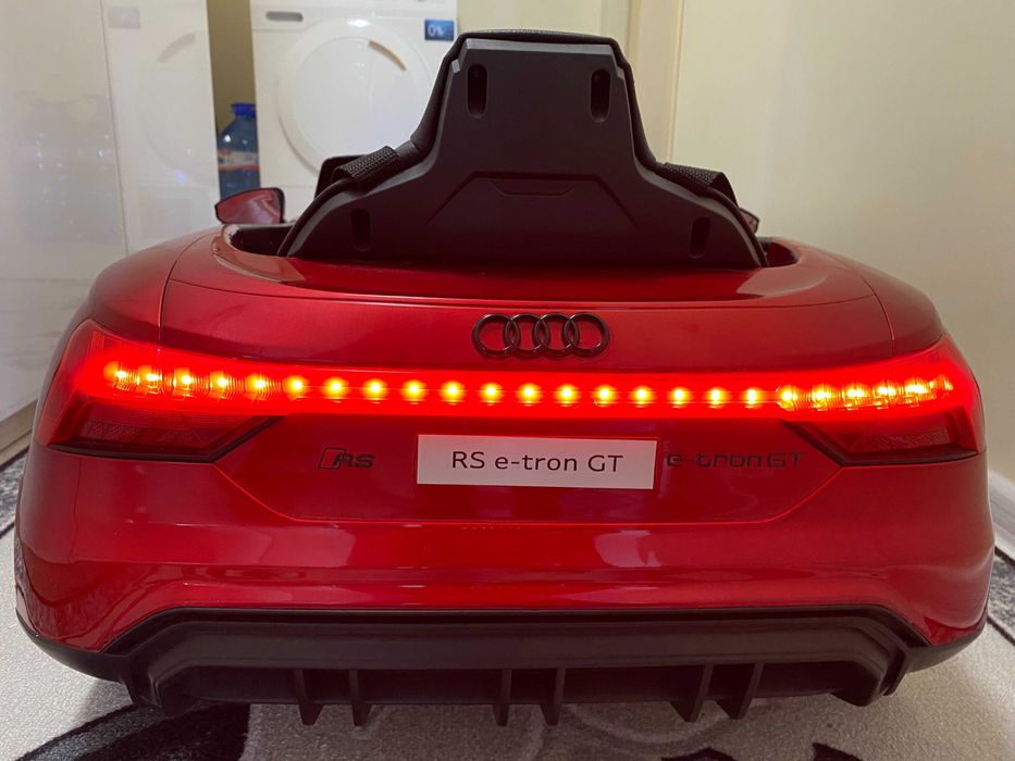 Детска кола AUDI RS ETRON GT 4x4 –БОРДО, с дистанционно и LED светл.
