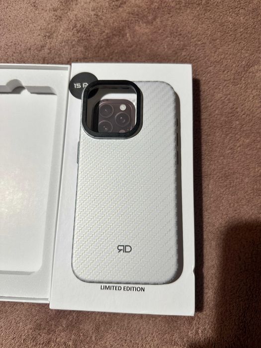 Husă Reborn Device pentru iPhone 15 Pro - Albă, Nouă