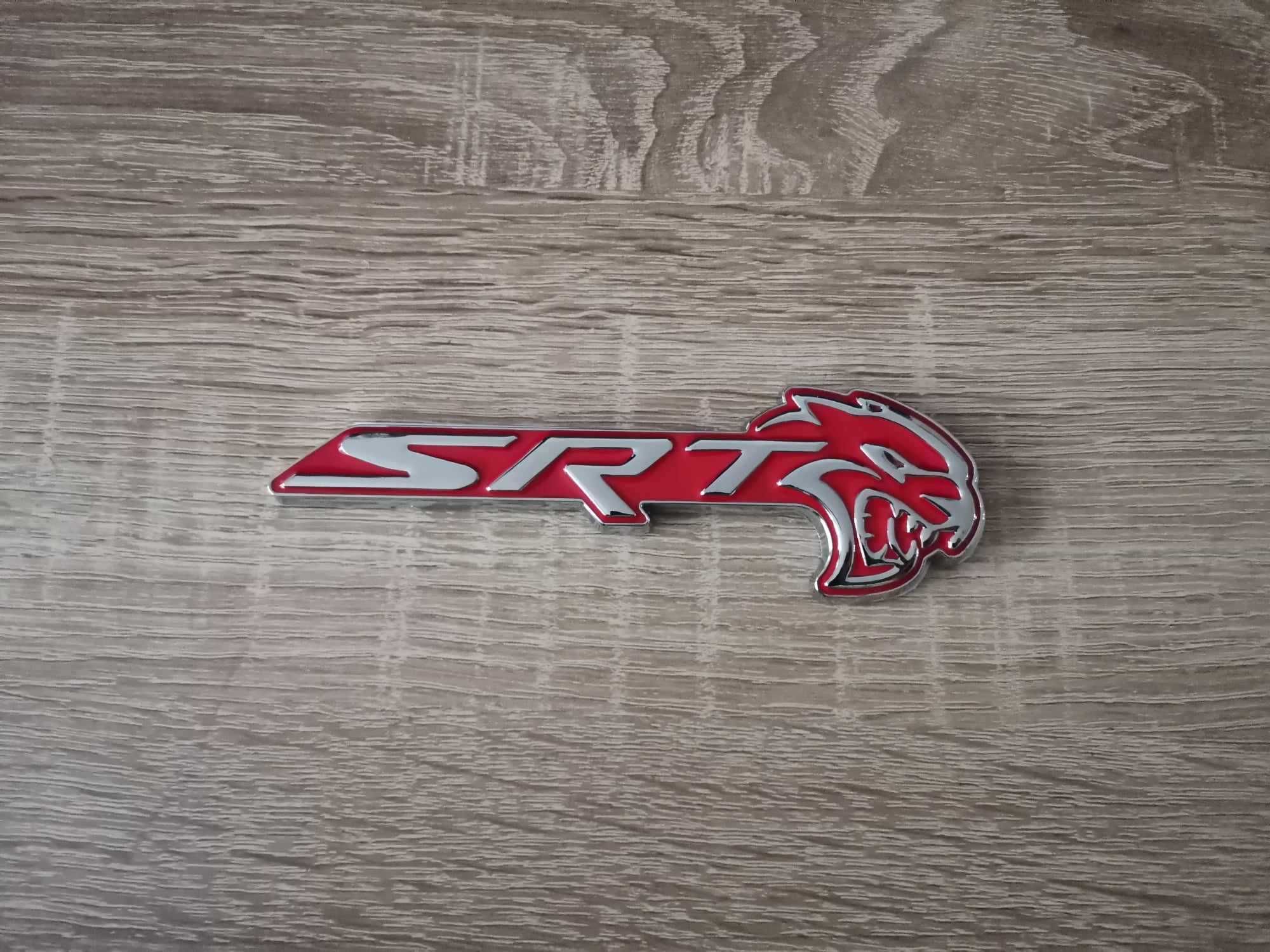 SRT Hellcat сребристо с червено емблема дясна