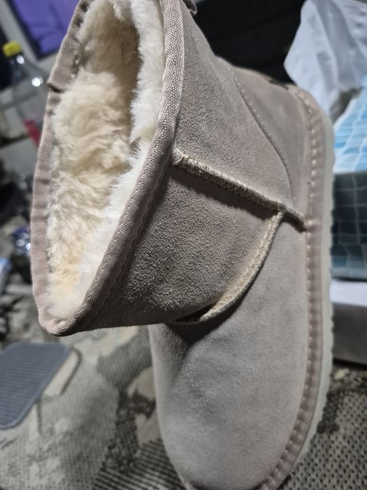 Vând UGG Femei,marimea 399.Culoare Bej.