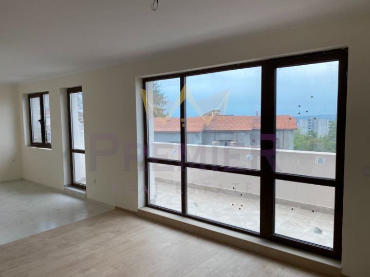 Продава се Тристаен апартамент в Варна, Изгрев - 119 кв.м за 1912 €/кв.м - Снимка #3