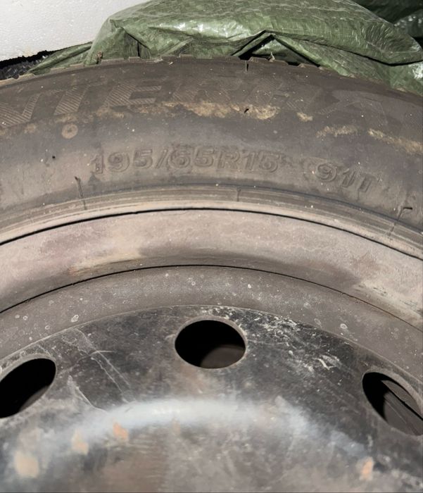Зимни гуми + джанти 195 65 15 Firestone