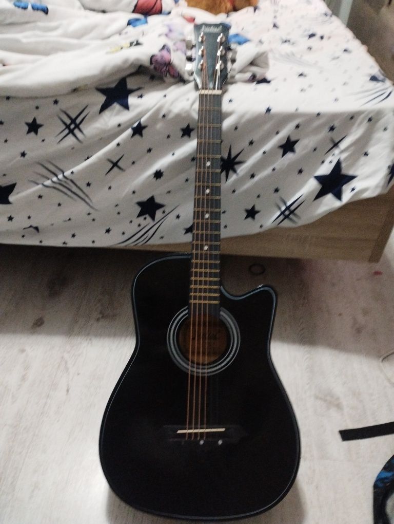 Chitara acustica+husa (3 penițe cadou)