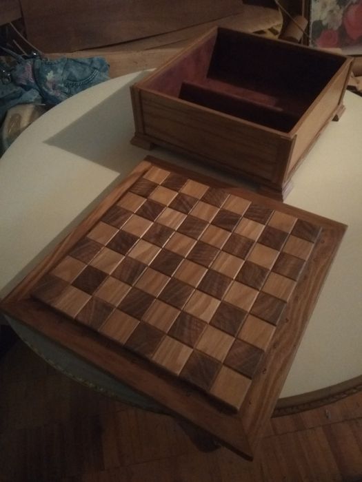 Столик для игры в шахматы ,шашки