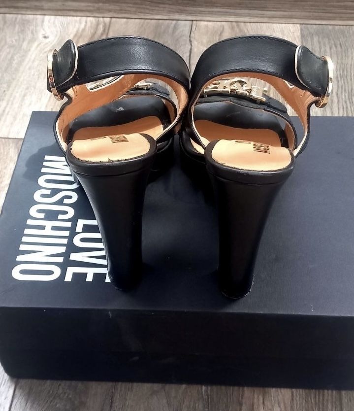 Уникални обувки Love Moschino