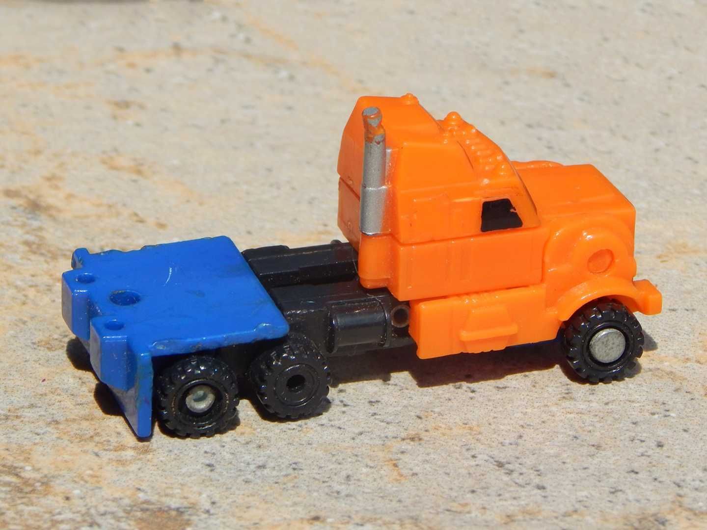 Jucarie transformabila camion cap tractor robot plastic marime mica
