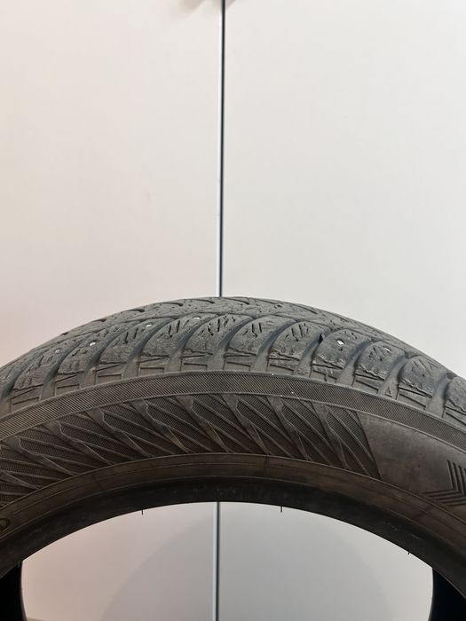 Продаю шины зимние  215/55/R17