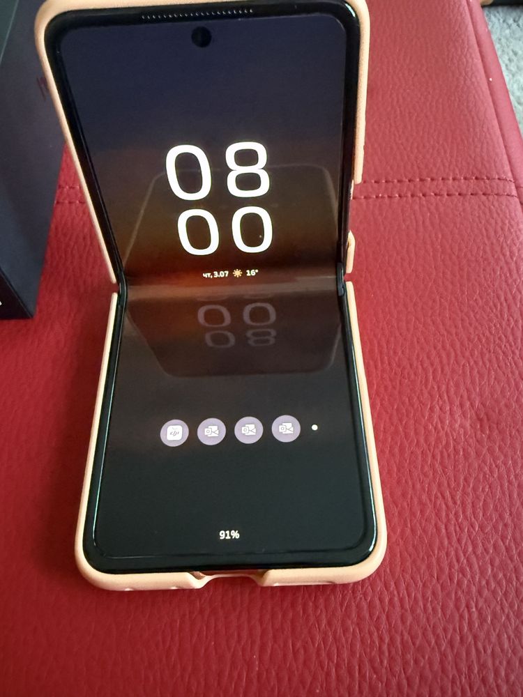 Продавам Motorola razr 50 ultra 512 GB, цвят Peach Fuzz, Like New