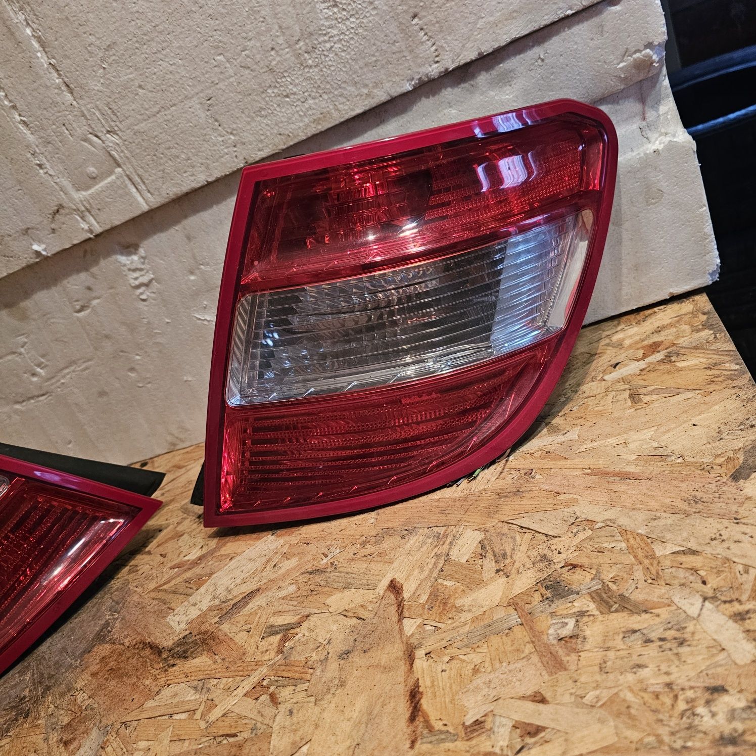 Ляв или десен стоп Mercedes C Class W204 седан оригинални
Цената е за