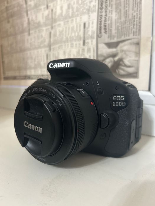 Камера canon 600D вместе с объективом