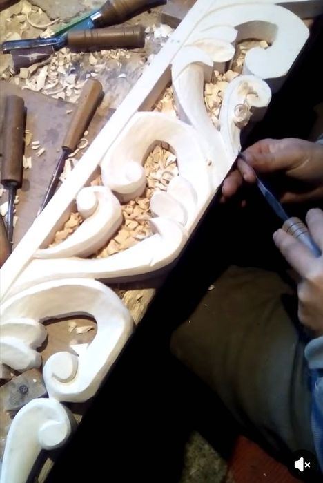 Oglindă cu Rama din lemn sculptată manual