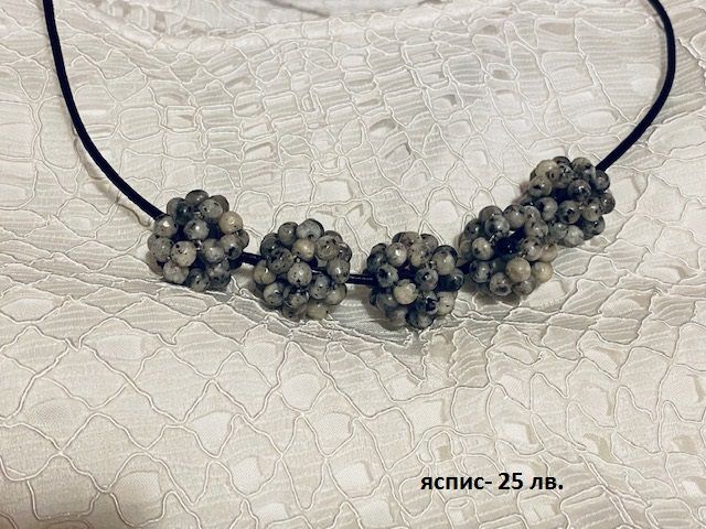 колиета от полускъпоценни камъни