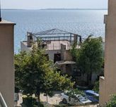 Стилен двустаен апартамент с гледка море на първа линия