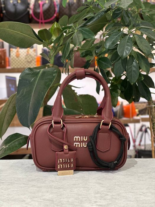 Geanta Miu Miu noua !!! Dimensiuni 23/13 !!!