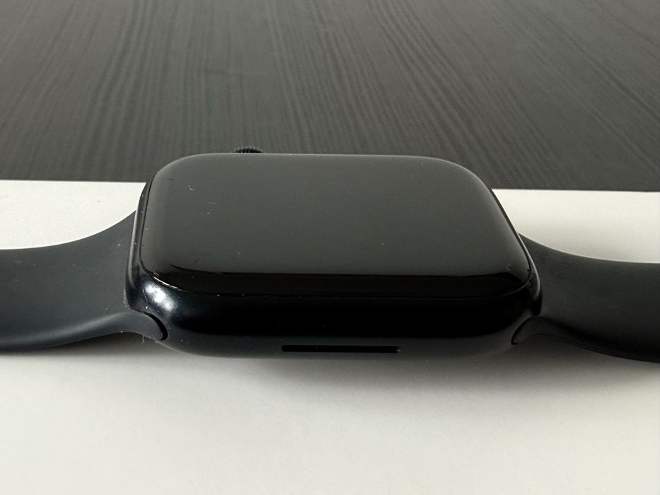 Apple Watch Series 8 (45 mm) + допълнителни каишки
