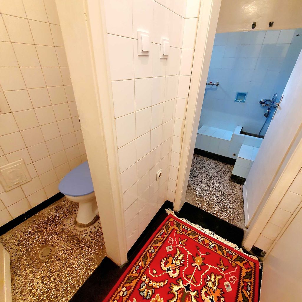 Продава се Многостаен апартамент в Шумен, Център - 150 кв.м за 3 €/кв.м - Снимка #6