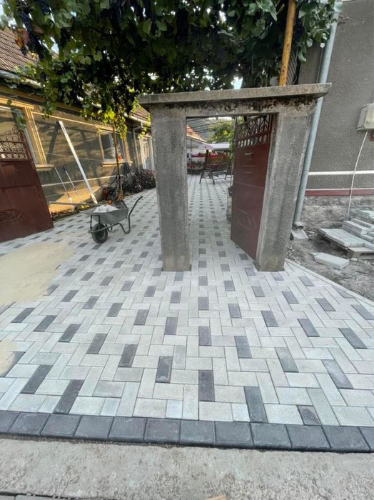 Amenajări curți cu pavaje, beton, borduri.
