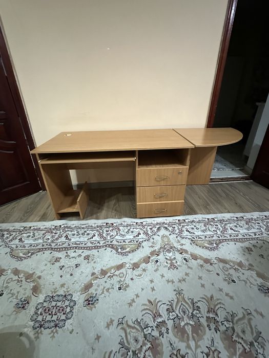 Продам офисный стол и уголок б/у