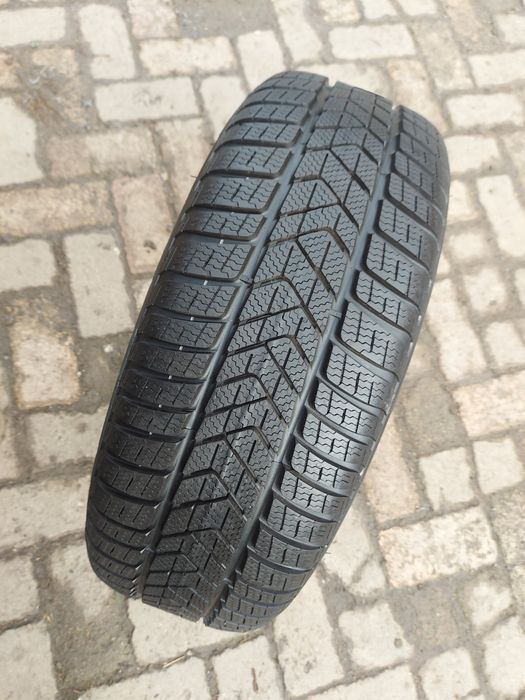 O bucată 245/50 R19 M+S iarnă - una Pirelli Goodyear