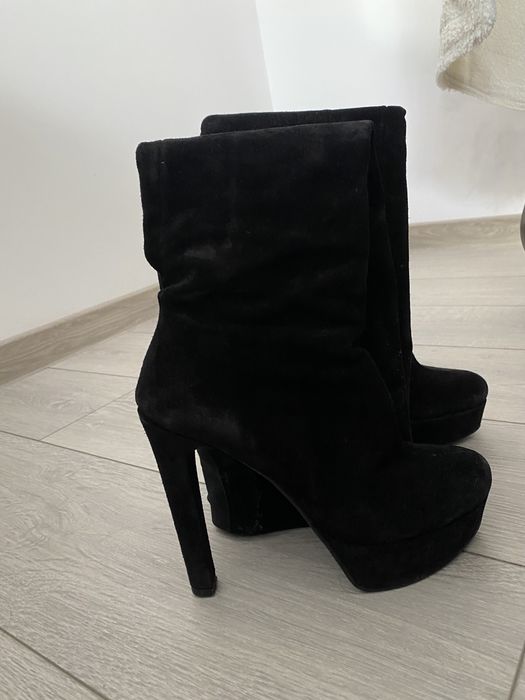 Vand cizme cu toc din piele intoarsa