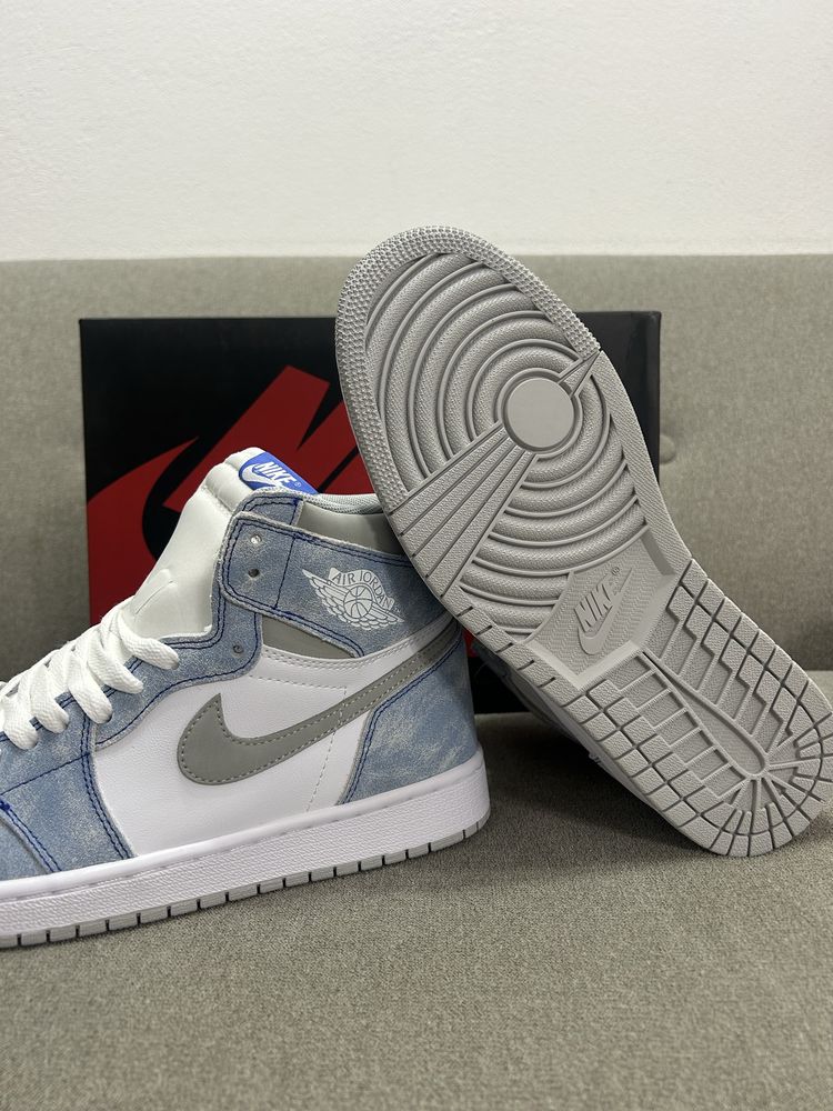 Air Jordan 1 Hyper Royal