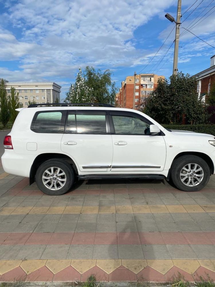 тойота Lc 200 V-4,7 см3., 2009 г, европеец, подогрев всех сидений 3d