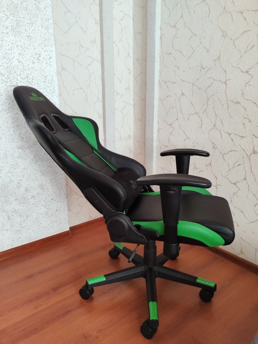 Геймерское кресло Hexter ML R1D: чёрный/зелёный