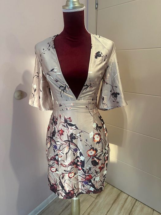 Рокля сатенена на цветя