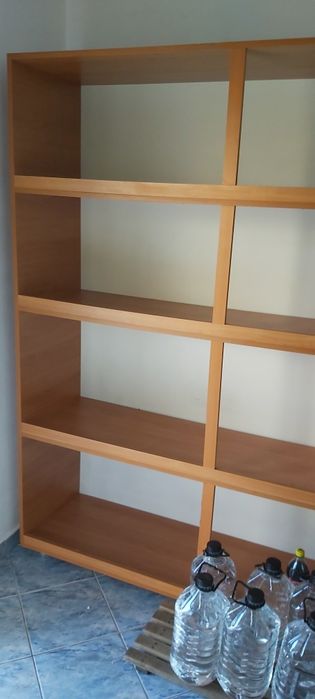 Vând 2 vitrine frigorifice, cantar electronic 3 rafturi de lemn .