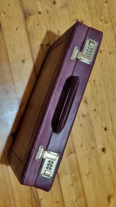 Винтидж кожено дипломатическо куфарче в цвят бордо с кодови ключалки